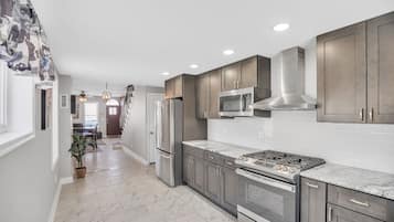 Een koelkast, een microgolfoven, een oven, een vaatwasser