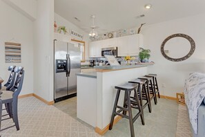 Réfrigérateur, four à micro-ondes, un four, surface de cuisson