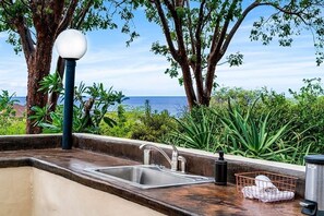 Property grounds - OCEAN VIEW 2 BEDROOM DOWNTOWN CONDO by RedAwning (Kailua-Kona)