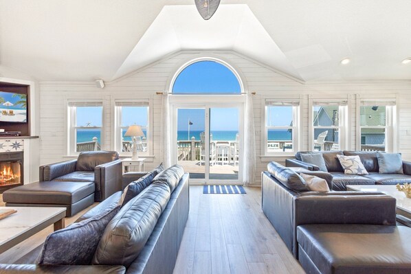 TV, caminetto, videogiochi, tavolo da calcetto