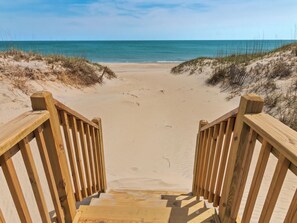 On the beach - ExplorersBeacon*OCEANFRONT*Pool*2HotTubs*3Ensuites (Nags Head)