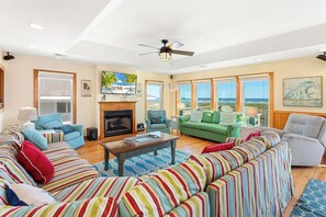 TV, caminetto, libri