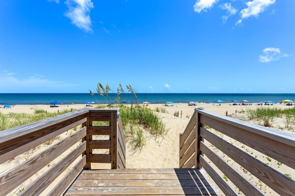 On the beach - Southern Breeze*Oceanfront*DogFriendly*GameRm*Pool (Nags Head)