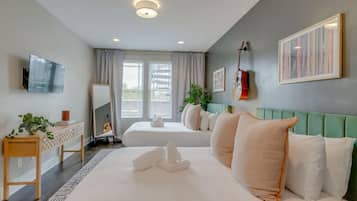 3 slaapkamers, een bureau, een strijkplank/strijkijzer, reisbedje