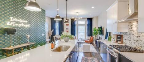 ثلاجة، ميكروويف، فرن، موقد طهي مسطح