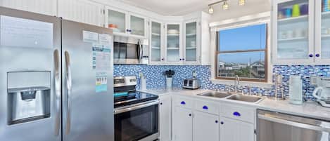 Refrigerador, microondas, horno, placa de cocina