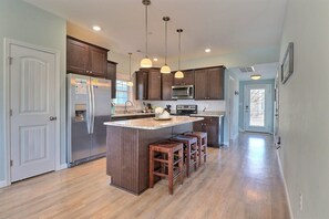 Fridge, microwave, oven, stovetop - Spacious 3BR Home | Pool, Waterpark & Near Beach (Kill Devil Hills)