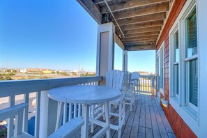 Outdoor dining - Sound‑front 3BR condo: pool, decks & family fun (Nags Head)
