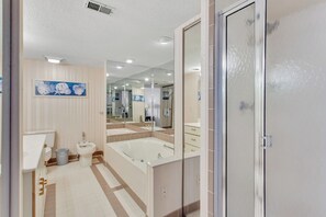 Doccia, vasca idromassaggio, bidet, asciugamani