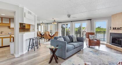 Oceanfront 2BR condo: pool, Jacuzzi & oceanfront