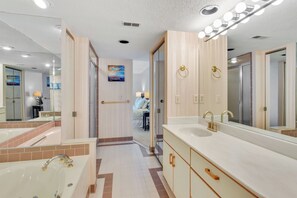 淋浴設備、按摩浴缸、坐浴桶、提供毛巾