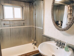 Dusche, Haartrockner, Toilettenpapier