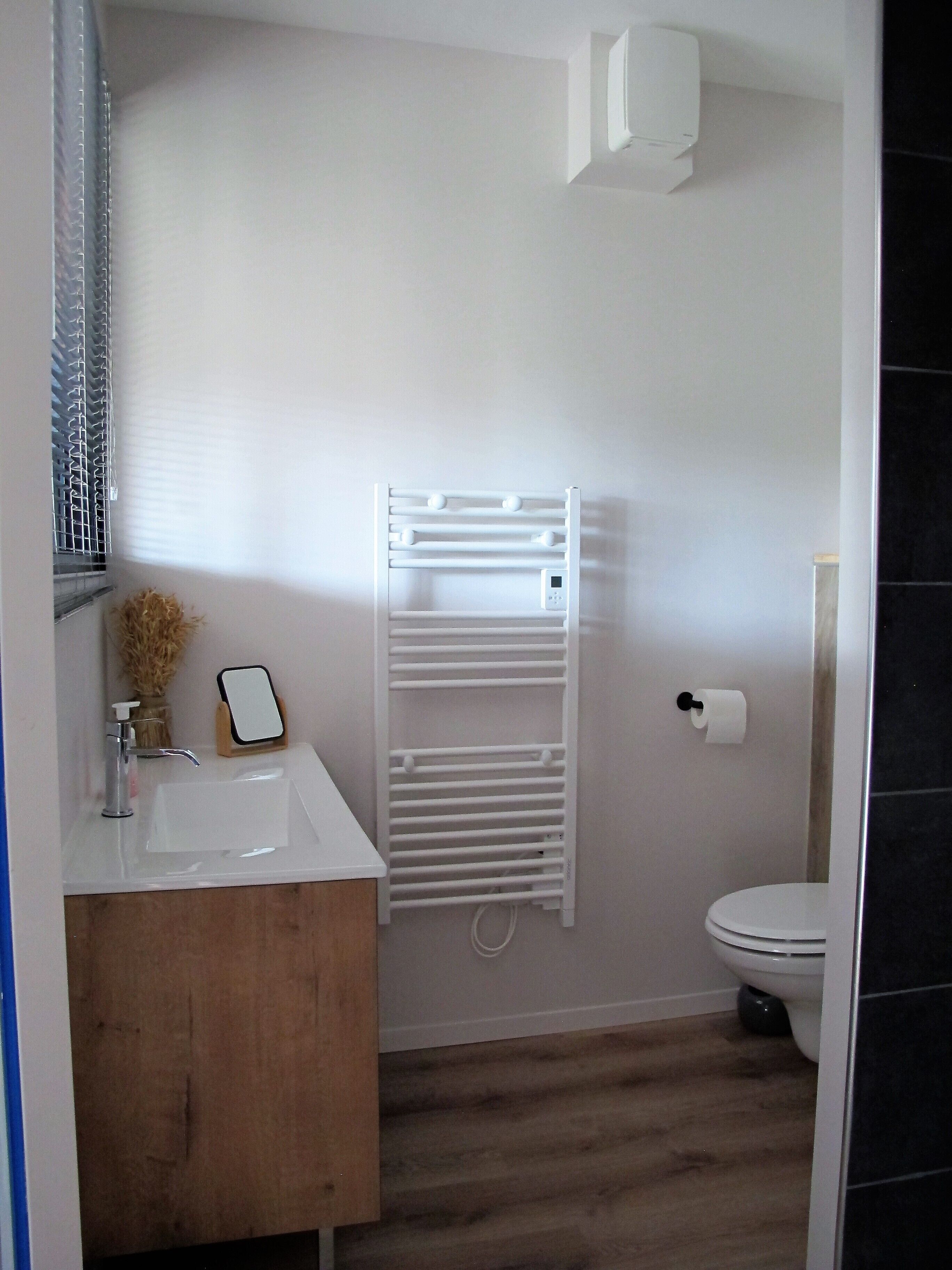 Een douche, een haardroger, handdoeken, zeep