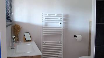 Een douche, een haardroger, handdoeken, zeep