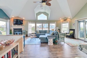 TV, caminetto, lettore DVD, libri