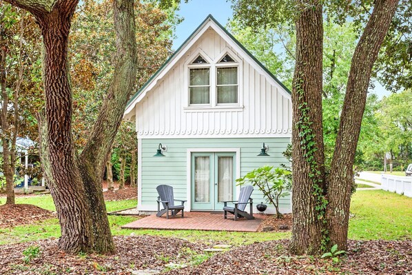 Exterior - 1BR historic cottage w/ fireplace, patio & tub (Manteo)