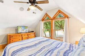 1 bedroom, free WiFi, bed sheets - 1BR historic cottage w/ fireplace, patio & tub (Manteo)