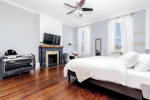 4 quartos, ferros/tábuas de passar roupa, berço de viagem