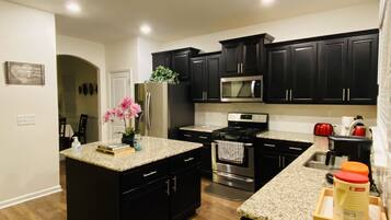 Frigorifero, microonde, forno, piano cottura