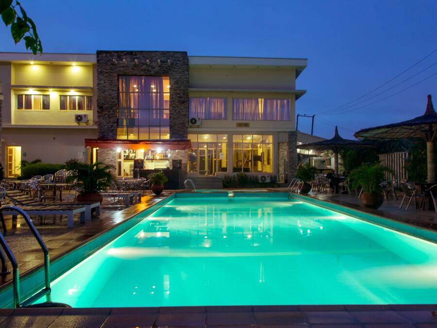 2 piscinas externas, guarda-sóis, espreguiçadeiras