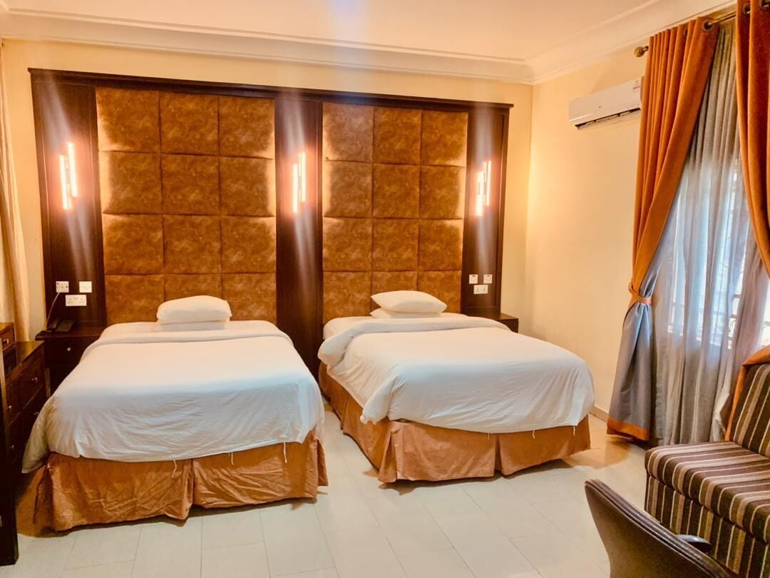 ファミリー ルーム | イタリアのフレッテ製シーツ、高級寝具、テンピュール、セーフティボックス (室内)