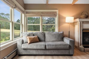 Smart TV, fireplace - Red Clover Inn Majestic King Suite near Killington (Mendon)