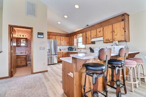 Køleskab, mikrobølgeovn, ovn, kogeplade