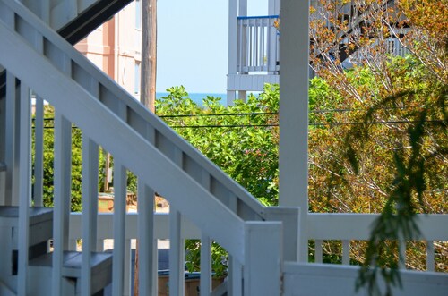 Steps to beach, restaurants, shops & pier ~ updated ~ large deck ~ fully stocked