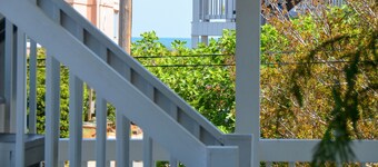 Steps to beach, restaurants, shops & pier ~ updated ~ large deck ~ fully stocked