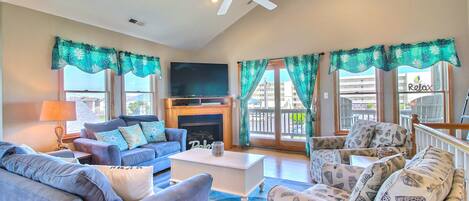 Een televisie, een open haard en een tafeltennistafel