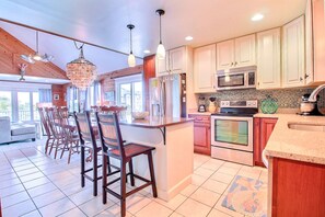 Full-sized fridge, microwave, oven, stovetop - Maddie Mermaid's Beach House: Pool Paradise (Kitty Hawk)