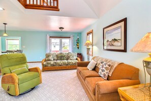 Télévision, lecteur de DVD, baby-foot, livres