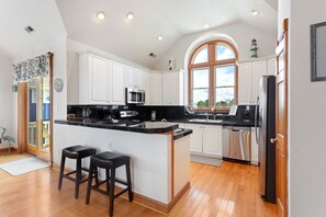 Frigorifero, microonde, forno, piano cottura