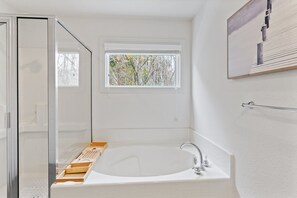Combined shower/bathtub, towels - Family Townhouse w/ Pool, Games & Dog-Friendly Patio (Kill Devil Hills)