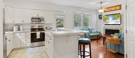 Een koelkast, een microgolfoven, een oven, een kookplaat