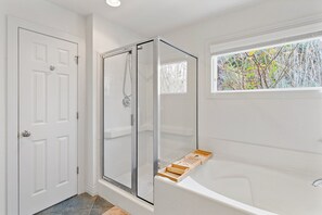 Combined shower/tub, towels - Family Townhouse w/ Pool, Games & Dog-Friendly Patio (Kill Devil Hills)