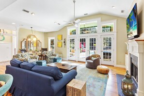 Televisión, chimenea, futbolito y tenis de mesa 