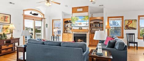 Televisio, takka, DVD-soitin, pöytäjalkapallopöytä