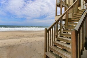 On the beach - Oceanfront, dog friendly, amazing sunrise! (Nags Head)