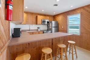 Jääkaappi, mikroaaltouuni, uuni, liesi