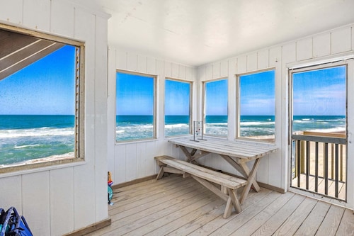Oceanfront, dog friendly, amazing sunrise!