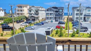Un quartier résidentiel avec des immeubles à plusieurs étages, un parking et une vue sur l’océan.