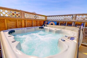 Outdoor spa tub - 5209 Paradise Found * Ocean Views*Pool (Kill Devil Hills)