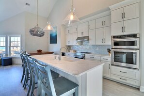 Full-size fridge, microwave, oven, stovetop