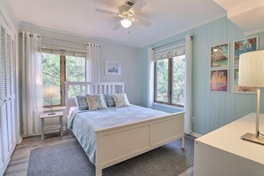 3 bedrooms, free WiFi, bed sheets - Maison de la Mer: Hot Tub, 3-Min Walk to Beach (Corolla)