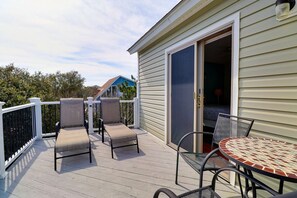 Outdoor dining - Maison de la Mer: Hot Tub, 3-Min Walk to Beach (Corolla)