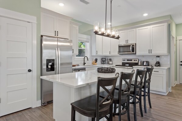 Frigorifero, microonde, forno, piano cottura