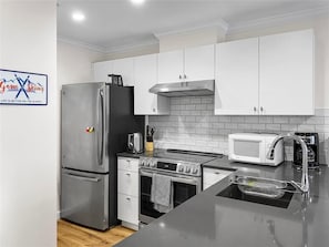 Réfrigérateur, four à micro-ondes, un four, surface de cuisson