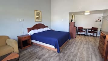 Habitación individual Deluxe | Escritorio, espacio para trabajar con laptop y cortinas blackout