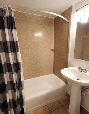 Habitación estándar, 2 camas de matrimonio, no fumadores | Baño | Toallas, jabón, champú y papel higiénico